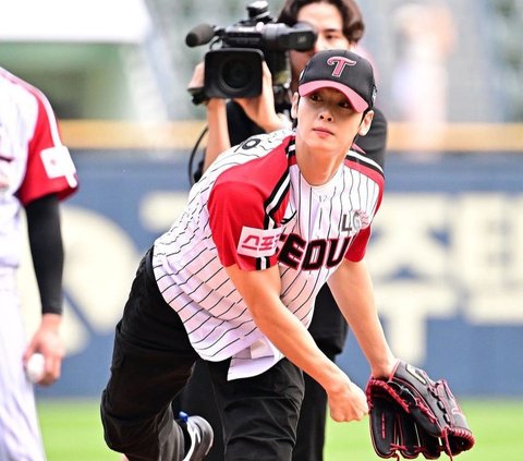 Visual Unreal, Potret Ganteng Cha Eun Woo Lakukan First Pitch di Pertandingan Baseball Langsung Buat Terpana