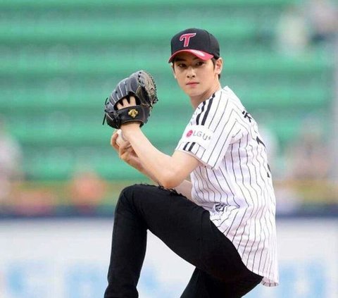 Visual Unreal, Potret Ganteng Cha Eun Woo Lakukan First Pitch di Pertandingan Baseball Langsung Buat Terpana