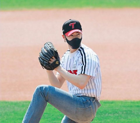 Visual Unreal, Potret Ganteng Cha Eun Woo Lakukan First Pitch di Pertandingan Baseball Langsung Buat Terpana