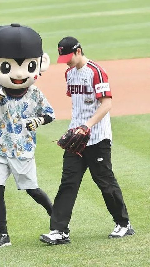 Visual Unreal, Potret Ganteng Cha Eun Woo Lakukan First Pitch di Pertandingan Baseball Langsung Buat Terpana