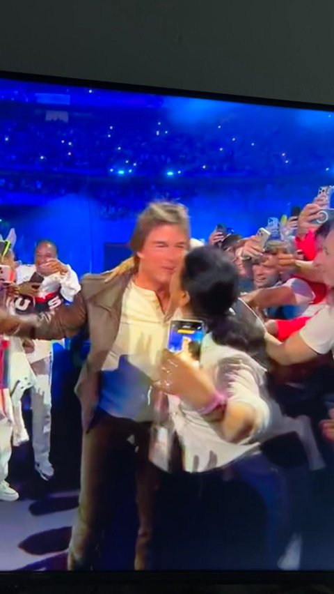 Woman Went Viral After Tried Kissed Tom Cruise at Olympics Closing