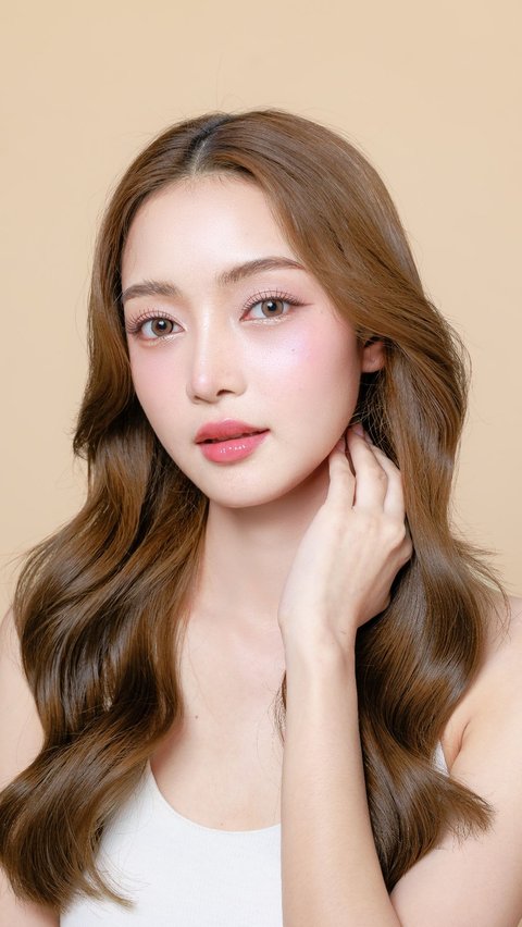 Glamorous Look with Korean-Inspired Eye Makeup Dominated by Neutral Colors