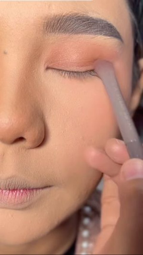 Glamorous Look with Korean-Inspired Eye Makeup Dominated by Neutral Colors