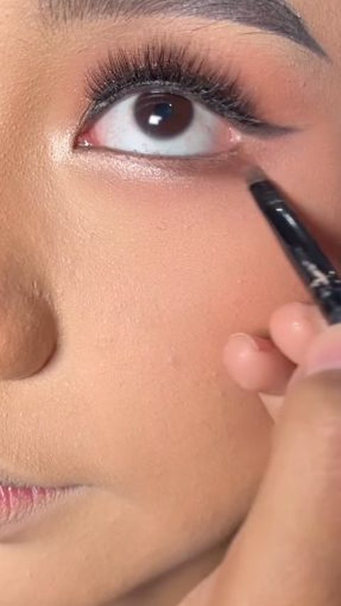 Glamorous Look with Korean-Inspired Eye Makeup Dominated by Neutral Colors