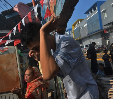 Menurut keterangan Kepala Pelaksana BPBD DKI Jakarta Isnawa Adji menyatakan tujuh orang mengalami luka-luka akibat kebakaran pemukiman padat penduduk yang terjadi di Kelurahan Manggarai, Jakarta Selatan, hari Selasa. Foto: merdeka.com / Imam Buhori