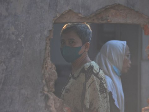 Petugas pemadam kebakaran melakukan pendinginan area pemukiman penduduk yang terbakar di Kawasan Manggarai, Jakarta, Selasa (13/8/2024).