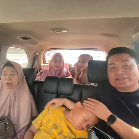 Kangen Kampung Halaman Sampai Tidak Mau Makan, ini Momen Merry dan Sang Ibu Pulang ke Madura