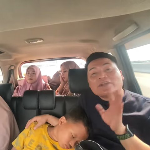 Kangen Kampung Halaman Sampai Tidak Mau Makan, ini Momen Merry dan Sang Ibu Pulang ke Madura