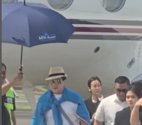 Portrait of Jackie Chan Arriving in Indonesia by Private Jet, Refusing to be Shielded While Smiling