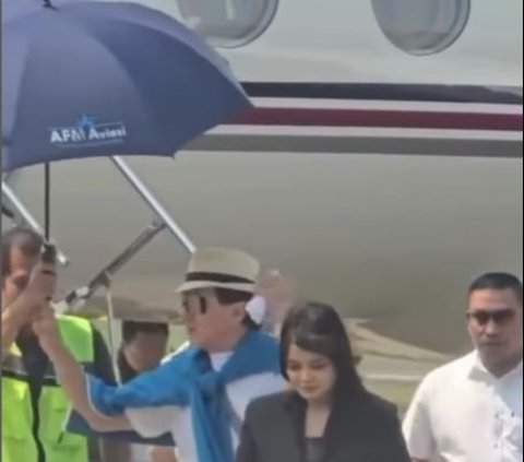 Portrait of Jackie Chan Arriving in Indonesia by Private Jet, Refusing to be Shielded While Smiling