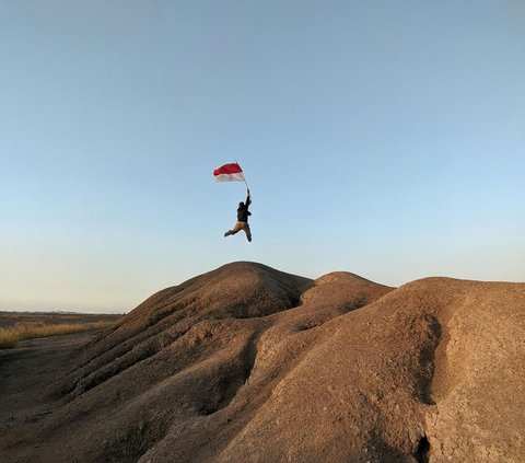 40 Aesthetic Independence Day Quotes on the Summit of a Mountain, Perfect for Social Media Status