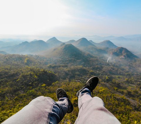 40 Aesthetic Independence Day Quotes on the Summit of a Mountain, Perfect for Social Media Status