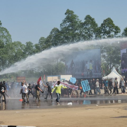 Polda Metro Gelar Simulasi Demo Tolak Hasil Pilkada, Ada Baku Tembak hingga Teror Bom