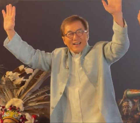 Portrait of Jackie Chan Arriving in Indonesia by Private Jet, Refusing to be Shielded While Smiling