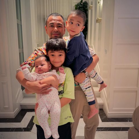 Potret Raffi Ahmad Bersama Rafathar, Rayyanza, dan Baby Lily: Nambah Anak Lagi Ya?