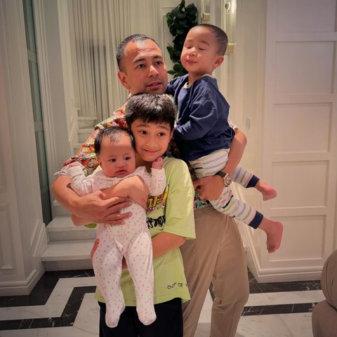 Potret Raffi Ahmad Bersama Rafathar, Rayyanza, dan Baby Lily: Nambah Anak Lagi Ya?