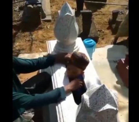 Laughing but Feel Sorry! Moments of a Little Kid Getting Stuck and Unable to Get Out, His Body Trapped in a Grave Stone, Netizens: 'The Real Death Kid'