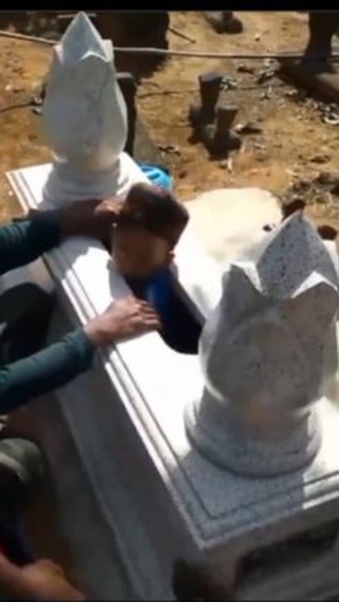 Laughing but Feel Sorry! Moments of a Little Kid Getting Stuck and Unable to Get Out, His Body Trapped in a Grave Stone, Netizens: 'The Real Death Kid'