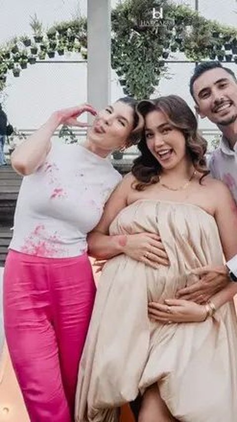 Mikaila Patriritz dengan padu padan sleeveless top dan cut bray pants fuchsia.