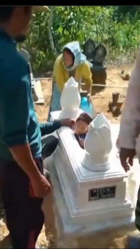 Laughing but Feel Sorry! Moments of a Little Kid Getting Stuck and Unable to Get Out, His Body Trapped in a Grave Stone, Netizens: 'The Real Death Kid'