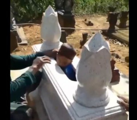 Laughing but Feel Sorry! Moments of a Little Kid Getting Stuck and Unable to Get Out, His Body Trapped in a Grave Stone, Netizens: 'The Real Death Kid'