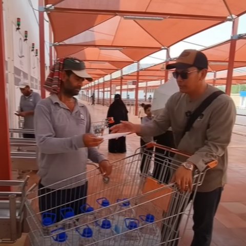 Cara beli air zam zam di Mekkah.