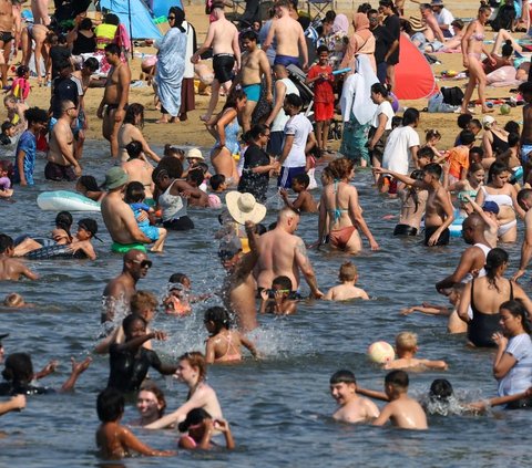 FOTO: Tak Peduli dengan Gelombang Panas, Ribuan Warga Inggris Tetap Asyik Berjemur Padati Tepi Danau dan Pantai