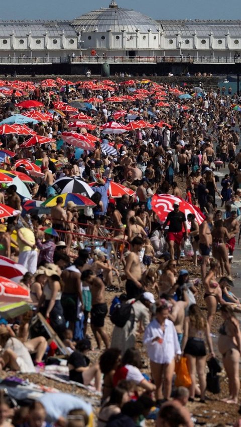 FOTO: Tak Peduli dengan Gelombang Panas, Ribuan Warga Inggris Tetap Asyik Berjemur Padati Tepi Danau dan Pantai