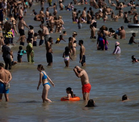 FOTO: Tak Peduli dengan Gelombang Panas, Ribuan Warga Inggris Tetap Asyik Berjemur Padati Tepi Danau dan Pantai