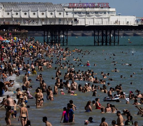 FOTO: Tak Peduli dengan Gelombang Panas, Ribuan Warga Inggris Tetap Asyik Berjemur Padati Tepi Danau dan Pantai