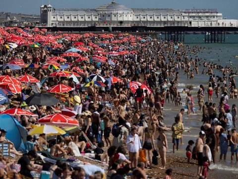 FOTO: Tak Peduli dengan Gelombang Panas, Ribuan Warga Inggris Tetap Asyik Berjemur Padati Tepi Danau dan Pantai