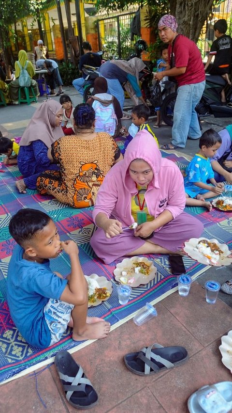 FOTO: Indahnya Berbagi Makan Siang Gratis, 250 Paket Nasi Dibagikan Cuma-Cuma Oleh Alumni SMA di Jati Padang