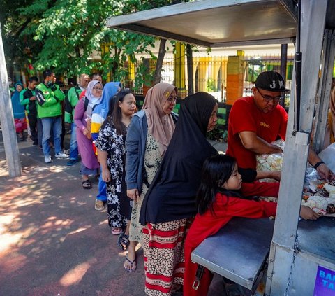 FOTO: Indahnya Berbagi Makan Siang Gratis, 250 Paket Nasi Dibagikan Cuma-Cuma Oleh Alumni SMA di Jati Padang