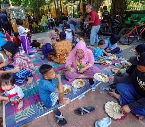 FOTO: Indahnya Berbagi Makan Siang Gratis, 250 Paket Nasi Dibagikan Cuma-Cuma Oleh Alumni SMA di Jati Padang