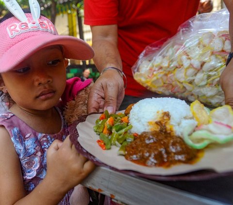 FOTO: Indahnya Berbagi Makan Siang Gratis, 250 Paket Nasi Dibagikan Cuma-Cuma Oleh Alumni SMA di Jati Padang