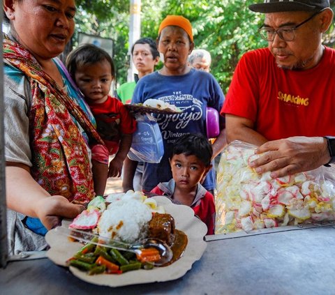 FOTO: Indahnya Berbagi Makan Siang Gratis, 250 Paket Nasi Dibagikan Cuma-Cuma Oleh Alumni SMA di Jati Padang