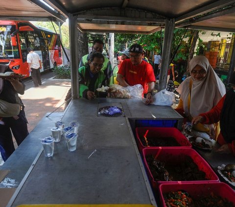 FOTO: Indahnya Berbagi Makan Siang Gratis, 250 Paket Nasi Dibagikan Cuma-Cuma Oleh Alumni SMA di Jati Padang