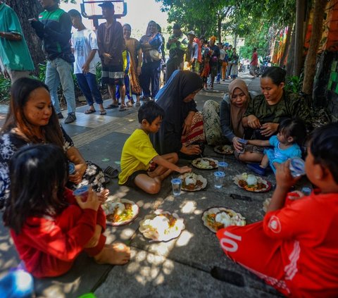 FOTO: Indahnya Berbagi Makan Siang Gratis, 250 Paket Nasi Dibagikan Cuma-Cuma Oleh Alumni SMA di Jati Padang