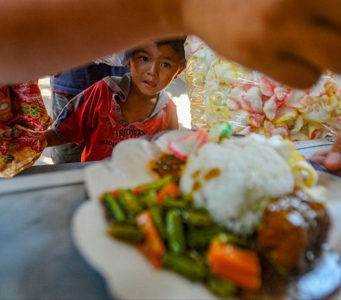 FOTO: Indahnya Berbagi Makan Siang Gratis, 250 Paket Nasi Dibagikan Cuma-Cuma Oleh Alumni SMA di Jati Padang