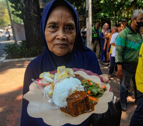 FOTO: Indahnya Berbagi Makan Siang Gratis, 250 Paket Nasi Dibagikan Cuma-Cuma Oleh Alumni SMA di Jati Padang