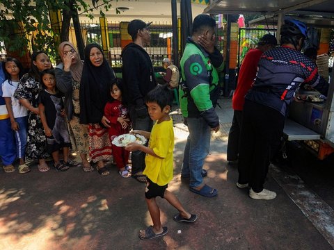 FOTO: Indahnya Berbagi Makan Siang Gratis, 250 Paket Nasi Dibagikan Cuma-Cuma Oleh Alumni SMA di Jati Padang