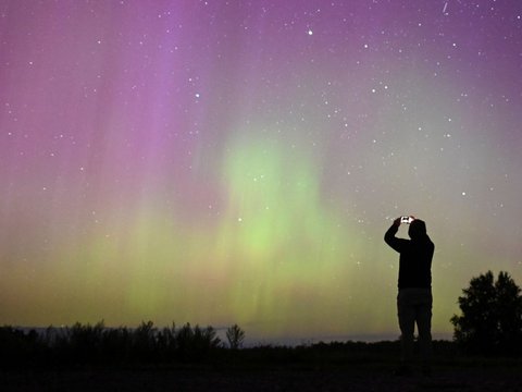 FOTO: Penampakan Dua Fenomena Langka Saat Aurora Borealis dan Hujan Meteor Perseid Menghiasi Langit Rusia