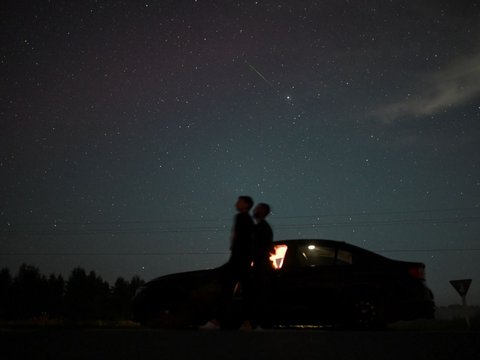 FOTO: Penampakan Dua Fenomena Langka Saat Aurora Borealis dan Hujan Meteor Perseid Menghiasi Langit Rusia