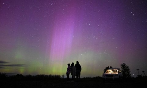 FOTO: Penampakan Dua Fenomena Langka Saat Aurora Borealis dan Hujan Meteor Perseid Menghiasi Langit Rusia