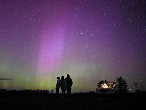 FOTO: Penampakan Dua Fenomena Langka Saat Aurora Borealis dan Hujan Meteor Perseid Menghiasi Langit Rusia