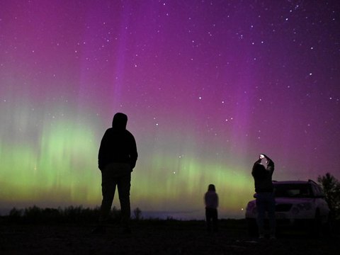 FOTO: Penampakan Dua Fenomena Langka Saat Aurora Borealis dan Hujan Meteor Perseid Menghiasi Langit Rusia