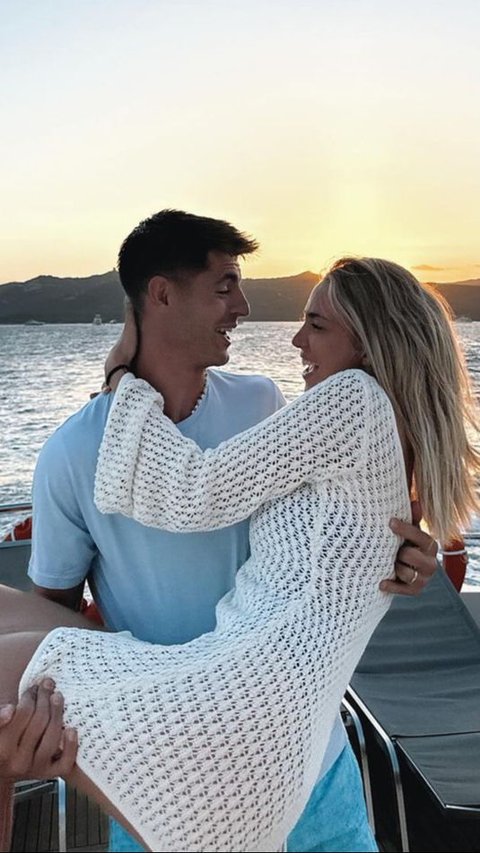 Dalam unggahan di akun Instagram pribadinya pada tiga minggu lalu, Morata membagikan momen romatis dengan Alice Campello saat berlibur di sebuah pulau. Foto: Instagram/@alvaromorata