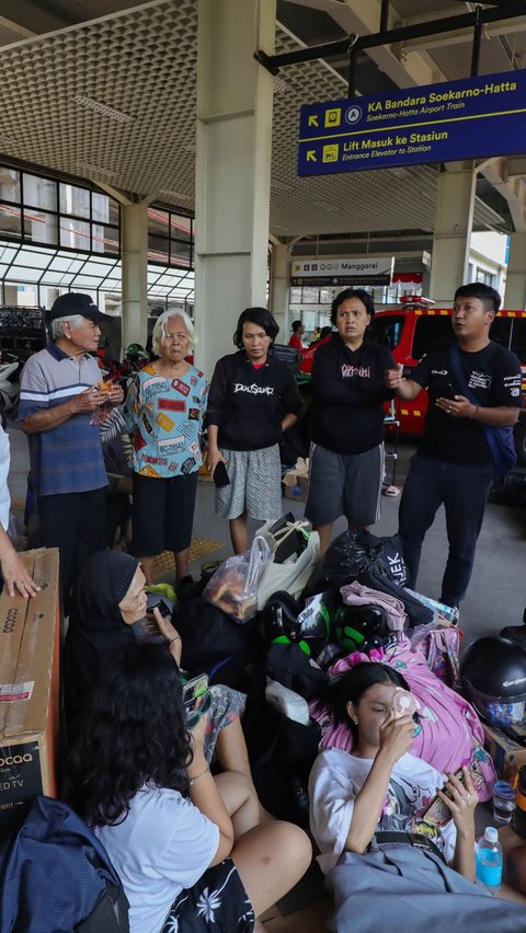 FOTO: Bangunan Rumah Ludes, Puluhan Korban Kebakaran Terpaksa Mengungsi di Stasiun Manggarai