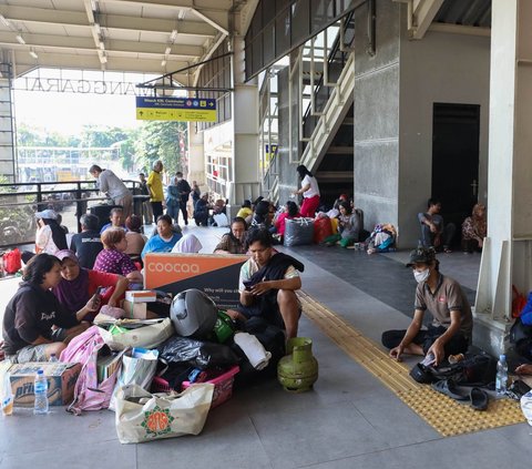 Puluhan warga korban kebakaran  terpaksa mengungsi di halaman Stasiun Kereta Api Bandara Manggarai, Jakarta, Selasa (13/8/2024). Pemerintah Kota Administrasi Jakarta Selatan menyiapkan fasilitas pengungsian bagi warga yang terdampak kebakaran di Jalan Remaja 5, Manggarai, Tebet, Jakarta Selatan. Foto: Liputan6.com/Angga Yuniar