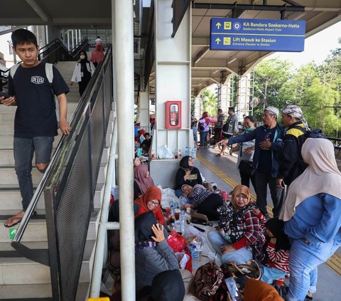 FOTO: Bangunan Rumah Ludes, Puluhan Korban Kebakaran Terpaksa Mengungsi di Stasiun Manggarai